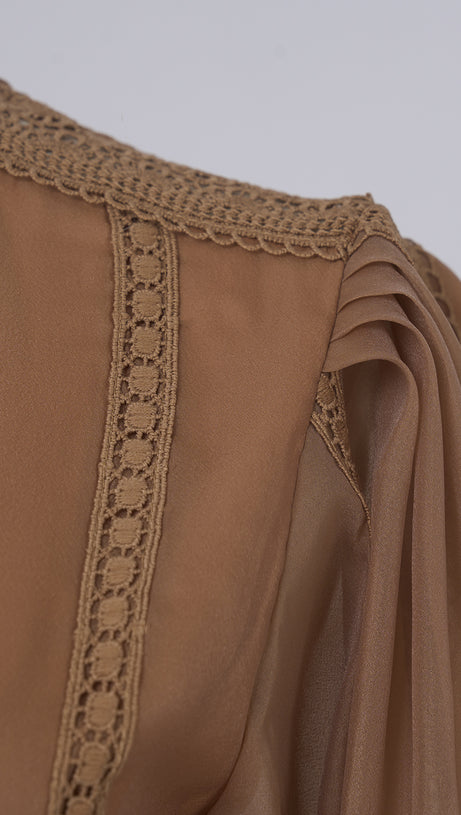 Khakifarbenes, gestuftes Herbstkleid mit Spitzenbesatz