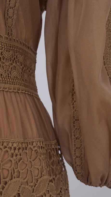 Khakifarbenes, gestuftes Herbstkleid mit Spitzenbesatz