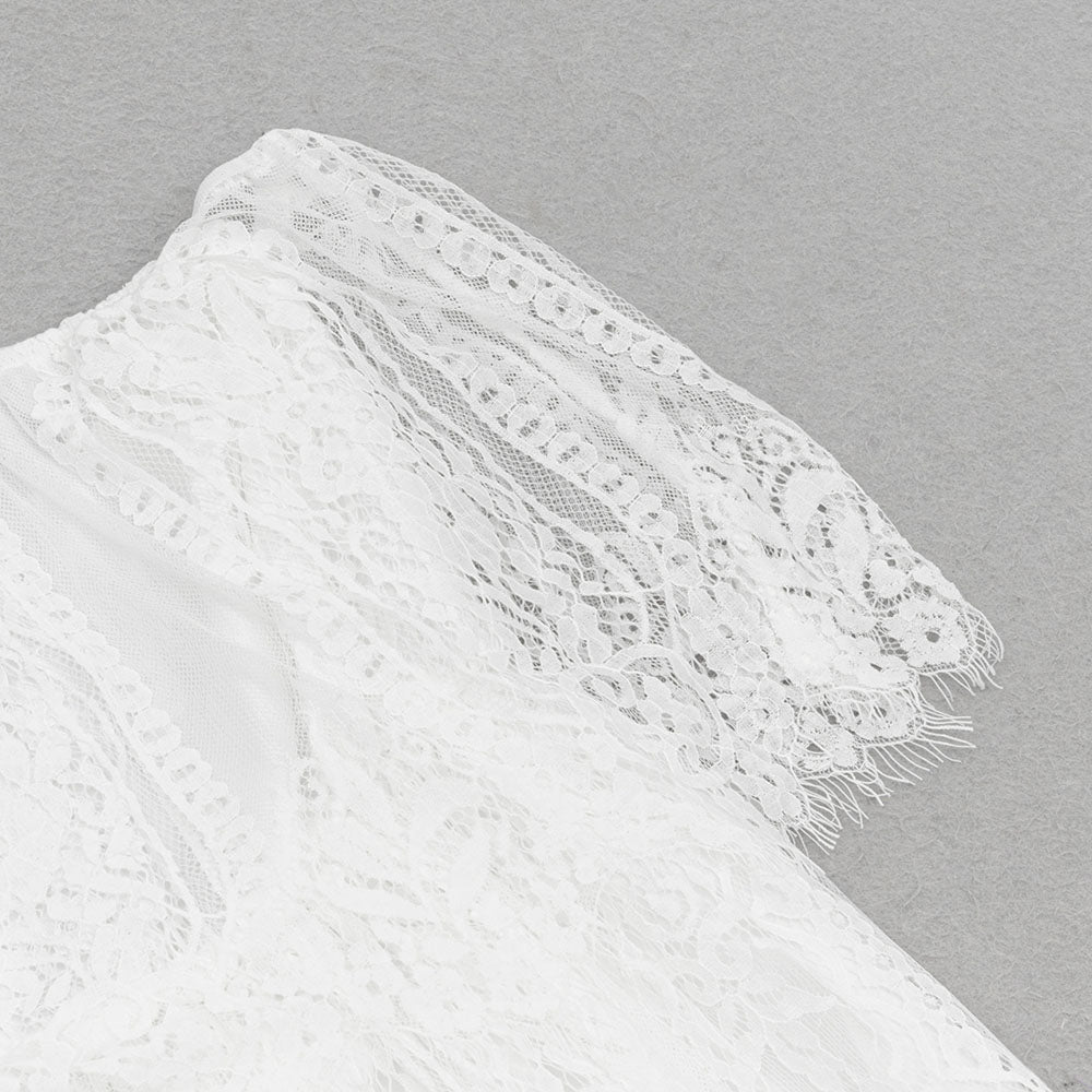 Schulterfreies Maxikleid aus Spitze 