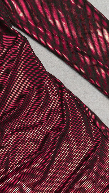 ABITO CON GONNA SCOLLO ALTO E GLUTEI SCOPERTI 