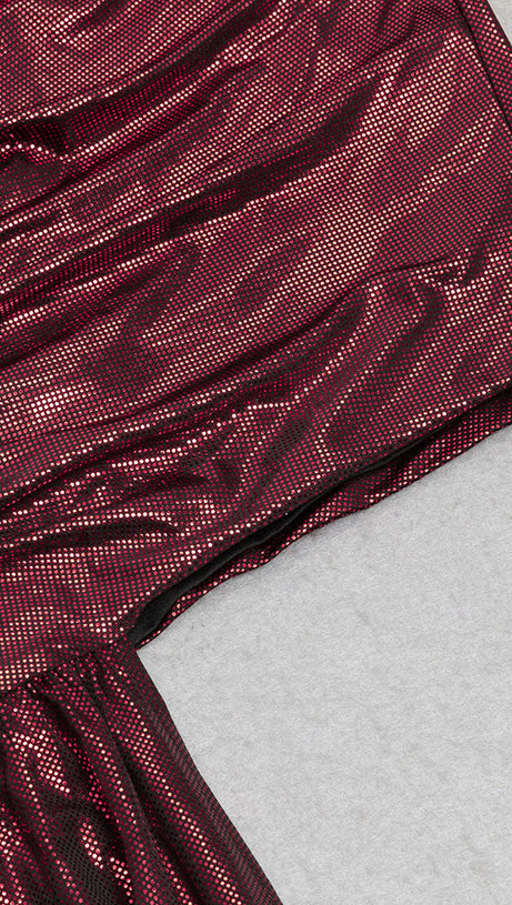 ABITO CON GONNA SCOLLO ALTO E GLUTEI SCOPERTI 