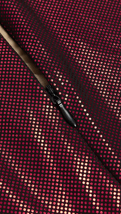 ABITO CON GONNA SCOLLO ALTO E GLUTEI SCOPERTI 