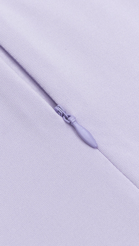 LAVENDELFARBENES OFF-SHOULDER-MAXIKLEID MIT LANGEN ÄRMELN UND PLISSEE