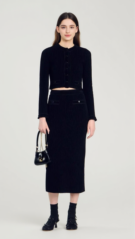 VELVET-TEXTURE CROPPED KNITTED CARDIGAN IN NOIR