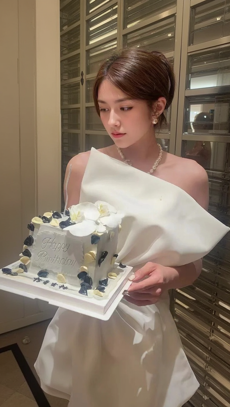 EVANGELINE STRAPLESS BOW MINI DRESS IN WHITE