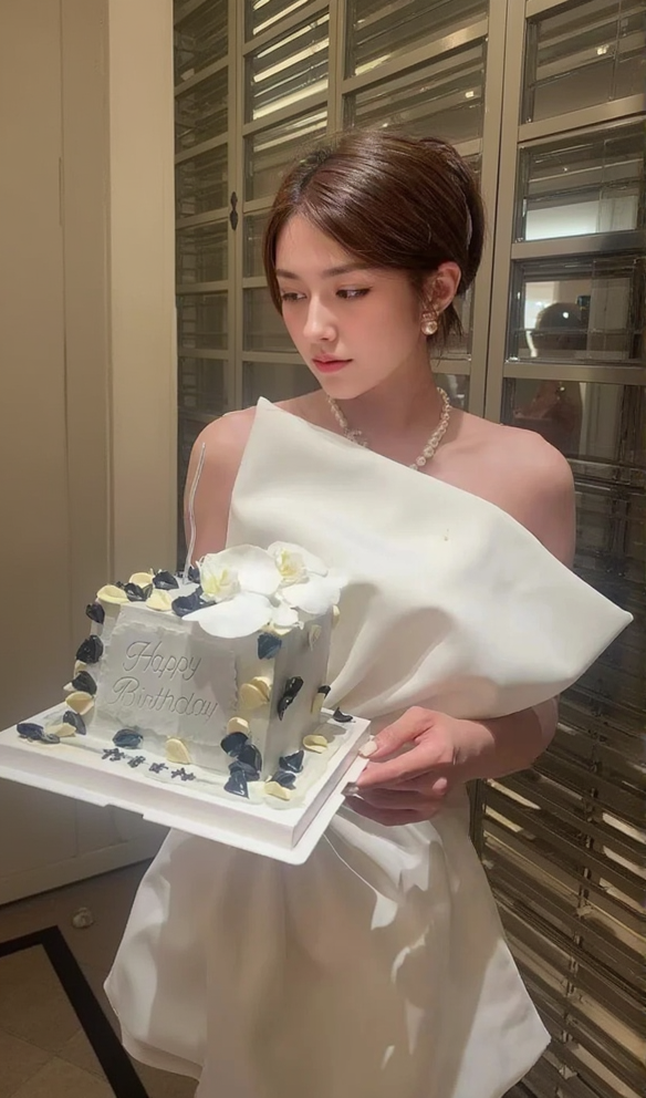 EVANGELINE STRAPLESS BOW MINI DRESS IN WHITE