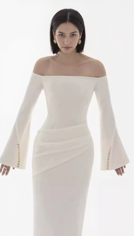 DOROTHY WEISSES, GESCHNITTENES, SCHULTERFREIES MIDIKLEID MIT RÜSCHEN