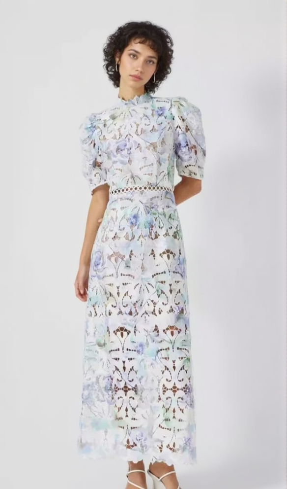 MIDIKLEID MIT SPITZENPUFFÄRMELN UND STEHKRAGEN IN WEISS