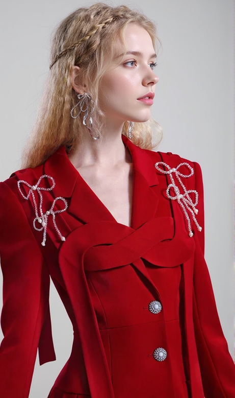 ROTES JACKENKLEID MIT SCHLEIFE
