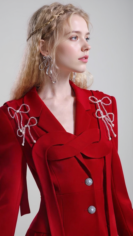 ROTES JACKENKLEID MIT SCHLEIFE