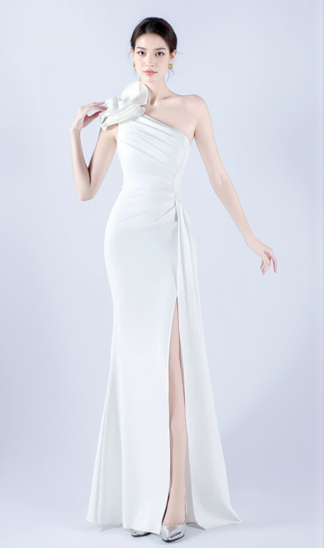 DEBBY WEISSES MAXIKLEID MIT EINER SCHULTER, BLUMENAUSSCHNITT UND SCHLITZ