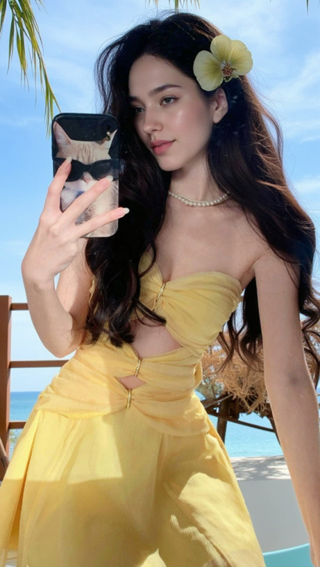 MINI ABITO PLISSETTATO CON SPALLE SCOPERTE E TAGLIO IN GIALLO