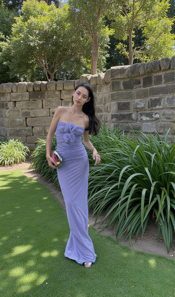 ADELA BLAUES TRÄGERLOSES MIDIKLEID MIT AUSSCHNITT UND BLUMENBLÜTEN