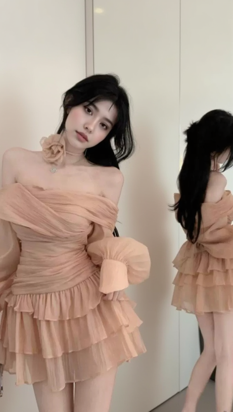 ABITO IN CREPE DI RETE CON MANICHE A SBUFFO E BORDI A VOLANT, COLORE NUDO