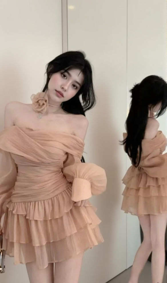 ABITO IN CREPE DI RETE CON MANICHE A SBUFFO E BORDI A VOLANT, COLORE NUDO