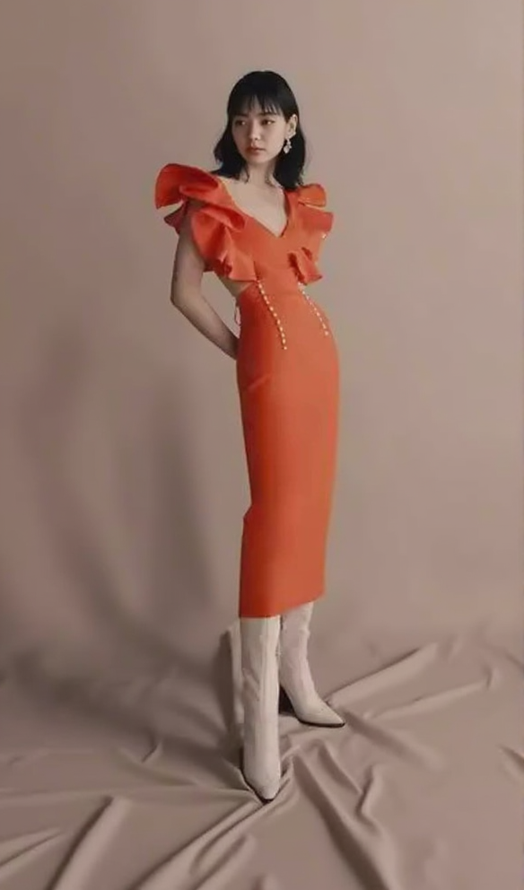 TOBEY – ORANGE MIDIKLEID MIT PERLENVERZIERUNG UND RÜSCHENBESATZ