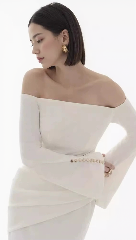 DOROTHY WEISSES, GESCHNITTENES, SCHULTERFREIES MIDIKLEID MIT RÜSCHEN