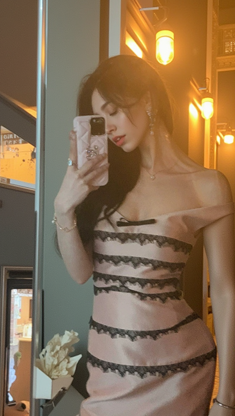 ABITO NUDO CON SPALLE SCOPERTE E DETTAGLIO IN PIZZO NERO