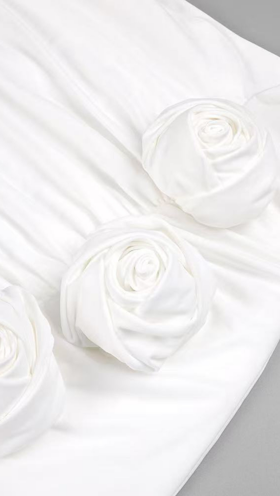 LANGÄRMELIGES MAXIKLEID MIT HOHEM SCHNITT UND BLUMEN