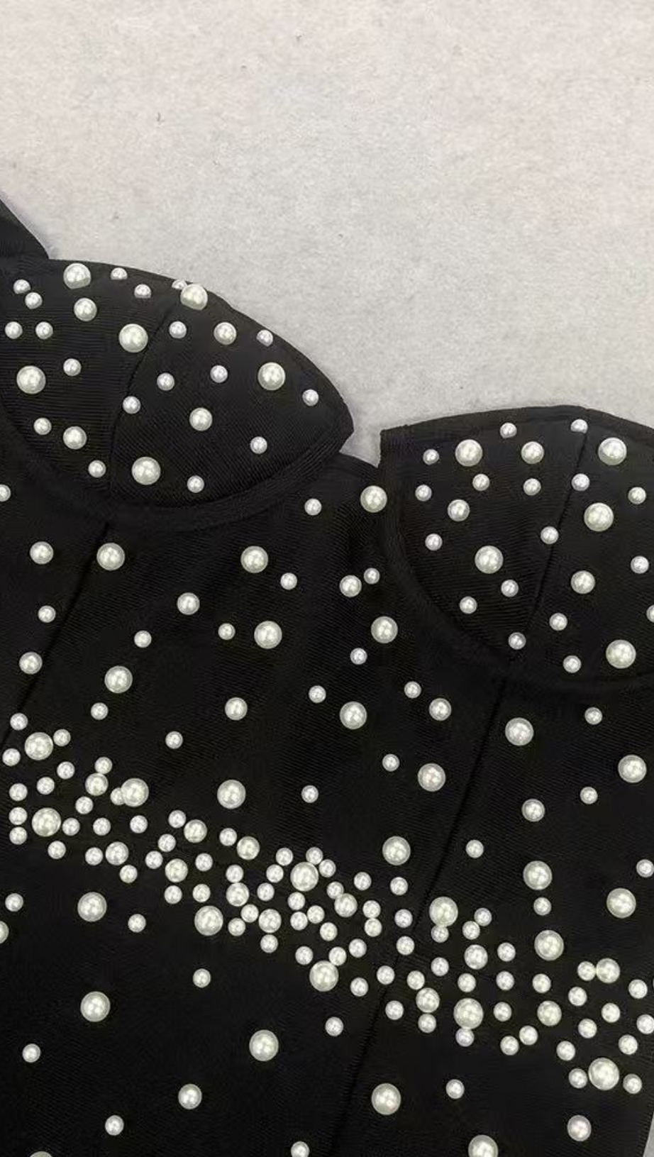 Rückenfreies, figurbetontes Maxikleid mit Perlenverzierung