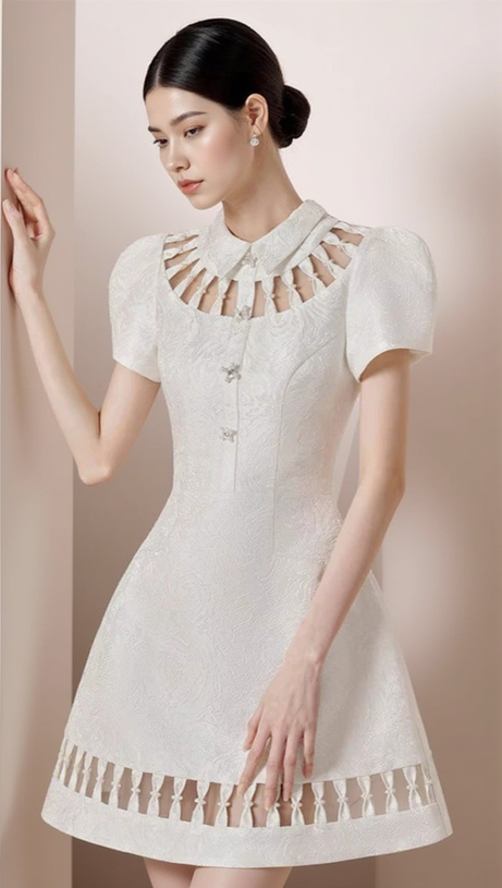 EARTHA WEISSES, GESCHWOLLENES MINIKLEID AUS BROKAT