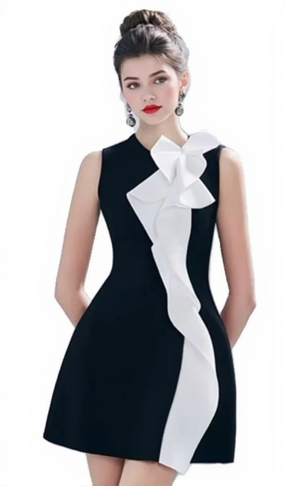 MINIKLEID MIT RÜSCHEN UND PATCHWORK IN KONTRASTFARBE