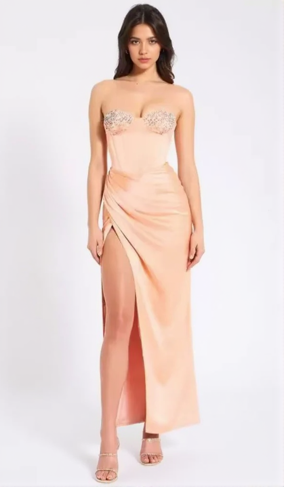 Rötliches Satinkleid mit Korsettschlitz und Kristallverzierung