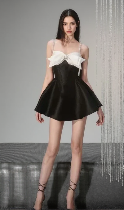 MINIKLEID MIT SCHLEIFE UND TRÄGERN