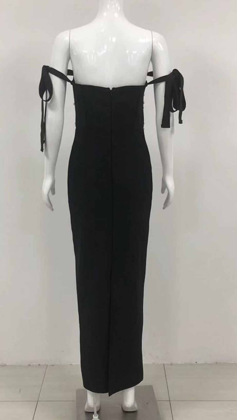 Rückenfreies, figurbetontes Maxikleid mit Perlenverzierung