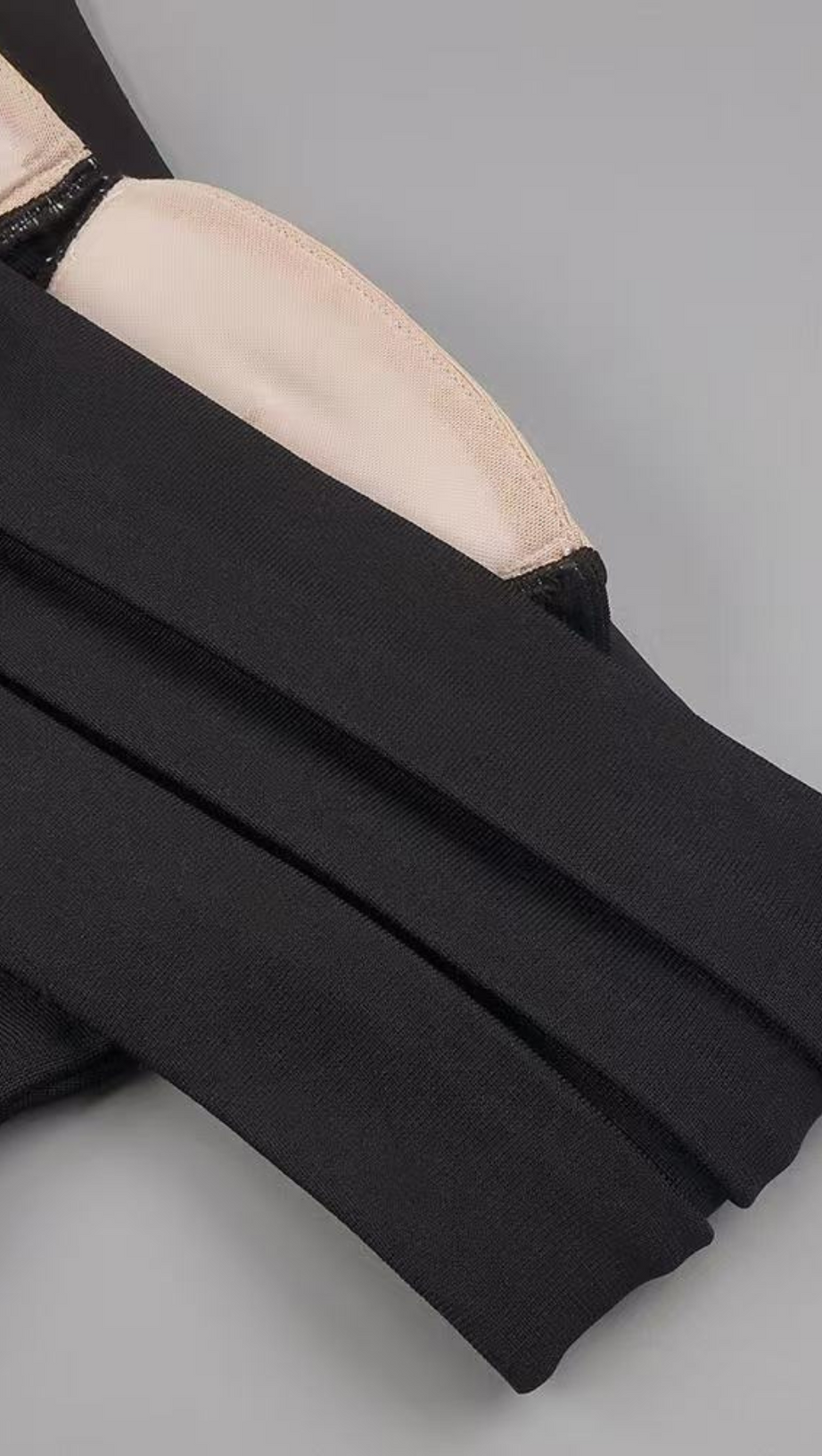 Schulterfreies Kleid mit hohem Schlitz und Perlenverzierung