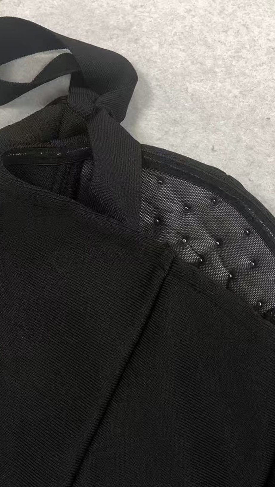 Rückenfreies, figurbetontes Maxikleid mit Perlenverzierung