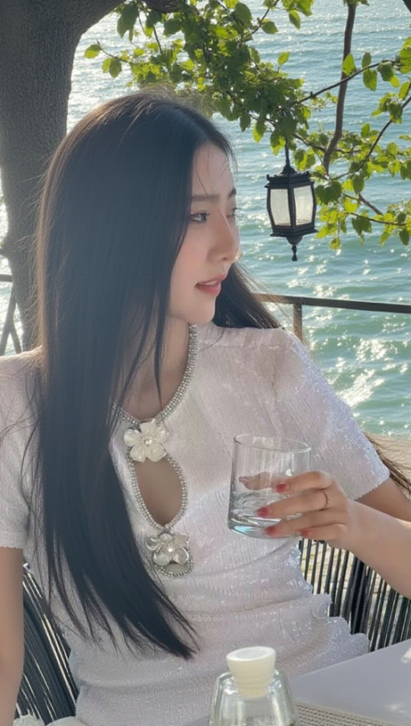 EDEN WEISSES MINIKLEID AUS TÜLL MIT VERZIERUNGEN, CUTOUTS UND PAILLETTEN