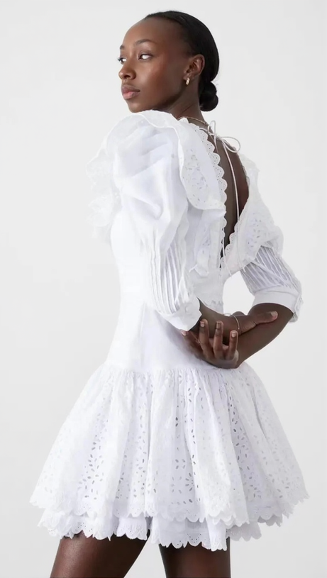 Weißes Minikleid mit V-Ausschnitt und Stickereien