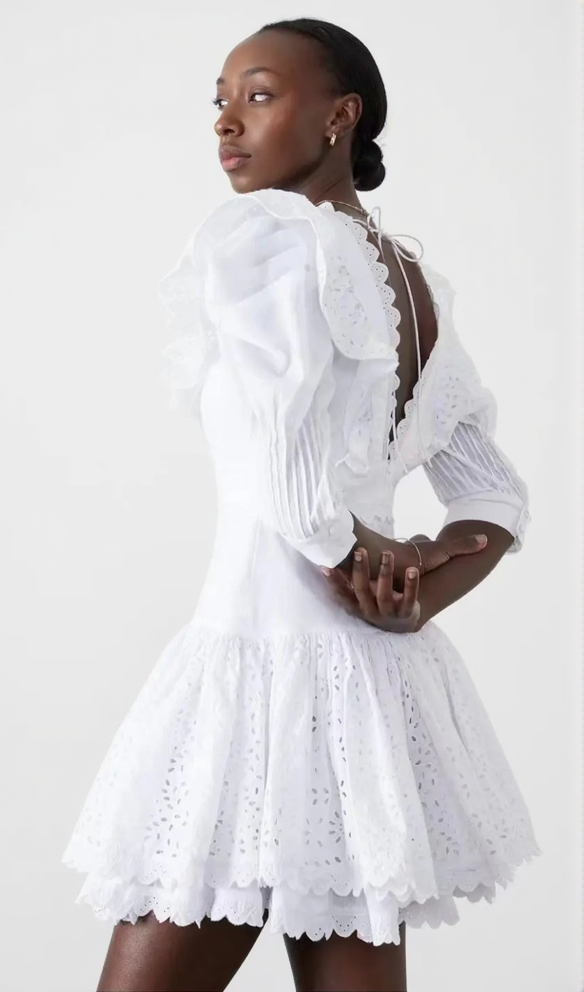Weißes Minikleid mit V-Ausschnitt und Stickereien