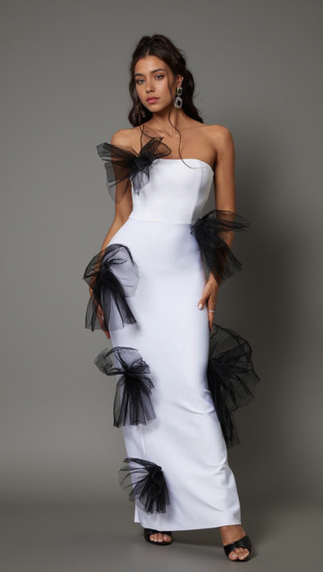 TRÄGERLOSES MAXIKLEID AUS PLISSIERTEM TÜLL MIT SCHLEIFE