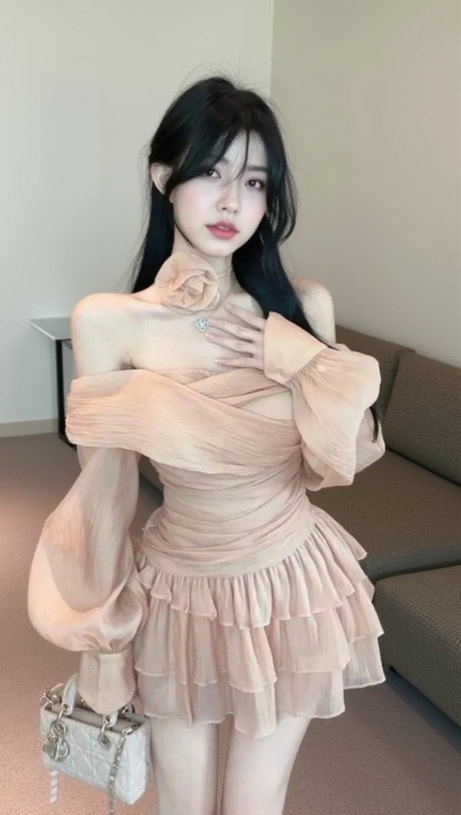 ABITO IN CREPE DI RETE CON MANICHE A SBUFFO E BORDI A VOLANT, COLORE NUDO