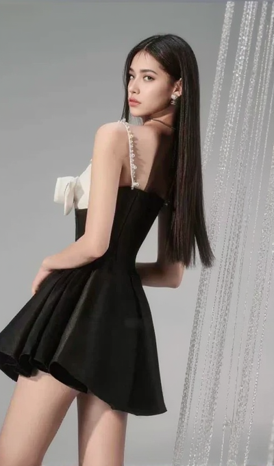 MINIKLEID MIT SCHLEIFE UND TRÄGERN