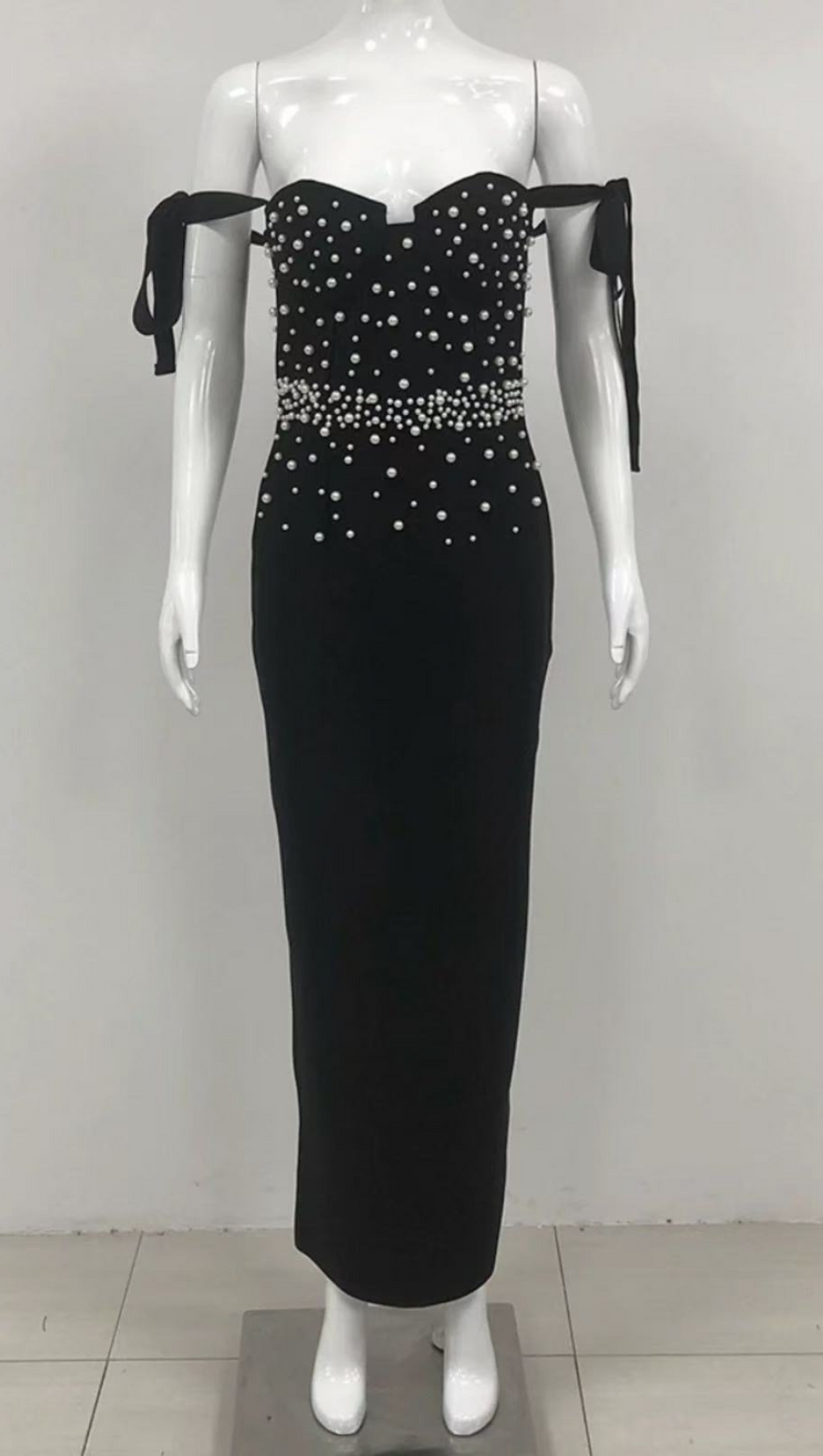 Rückenfreies, figurbetontes Maxikleid mit Perlenverzierung