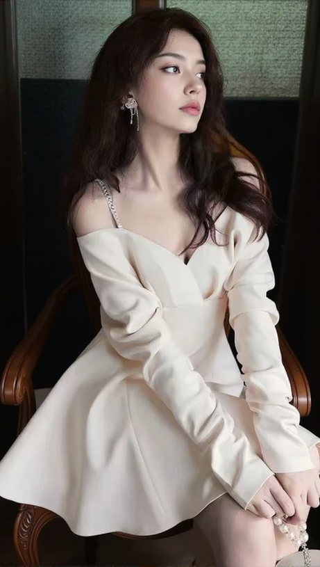 V-NECK LONG-SLEEVED A-LINE SUSPENDER DRESS