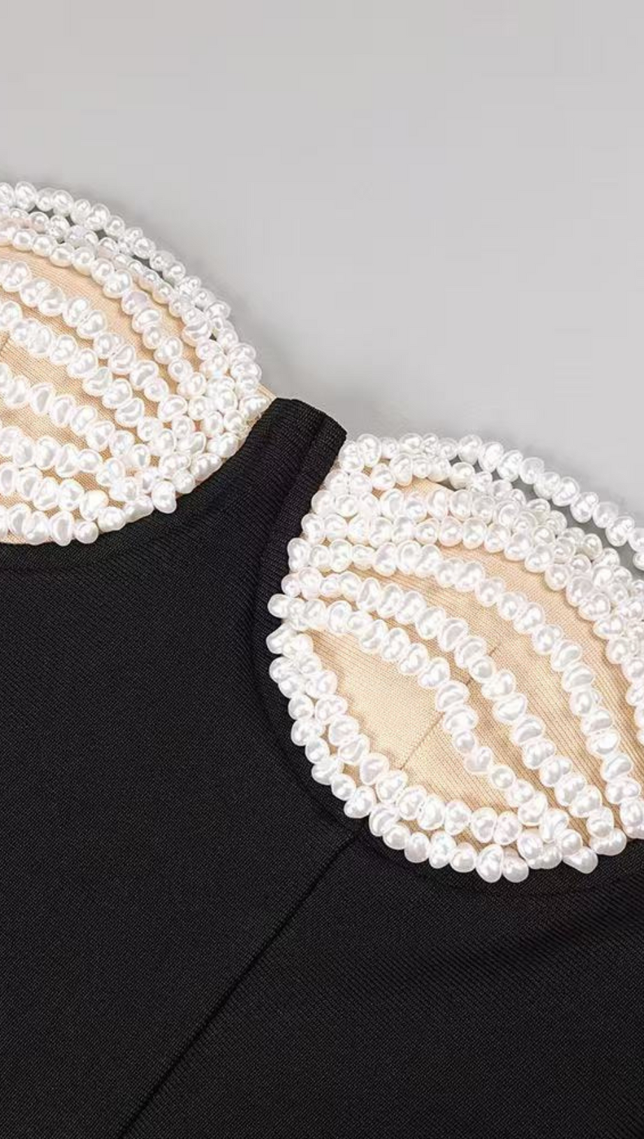 Schulterfreies Kleid mit hohem Schlitz und Perlenverzierung