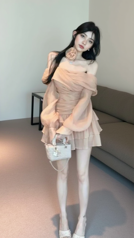 ABITO IN CREPE DI RETE CON MANICHE A SBUFFO E BORDI A VOLANT, COLORE NUDO