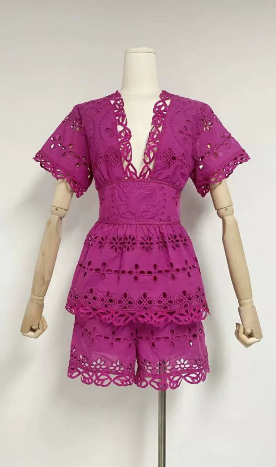 MAGGIE LILA LAGEN-ANZUG MIT AUSSCHNITT UND SPITZEN-TOP UND SHORTS