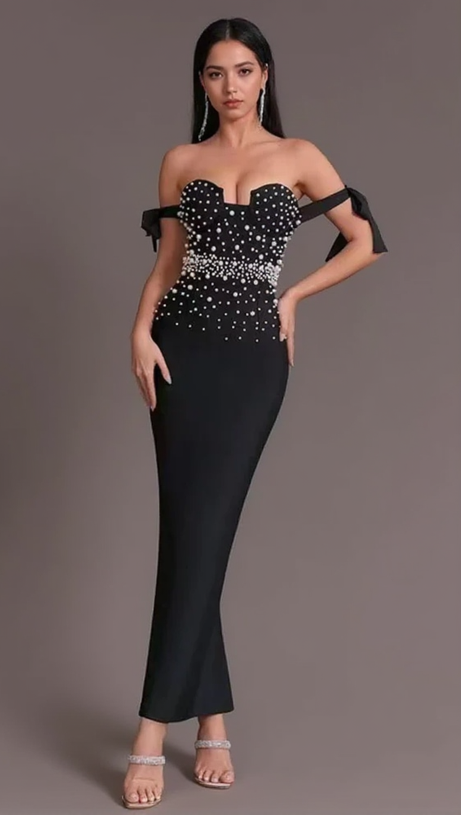 Rückenfreies, figurbetontes Maxikleid mit Perlenverzierung