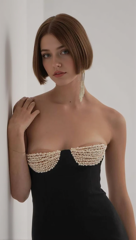 Schulterfreies Kleid mit hohem Schlitz und Perlenverzierung