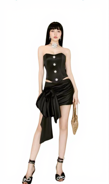 AMBERLY SCHWARZES SATIN-ROCK-SET MIT BLUMEN