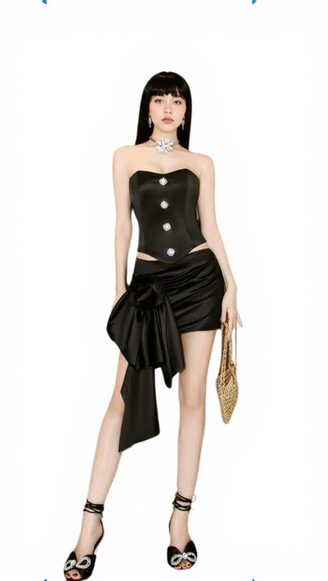 AMBERLY SCHWARZES SATIN-ROCK-SET MIT BLUMEN