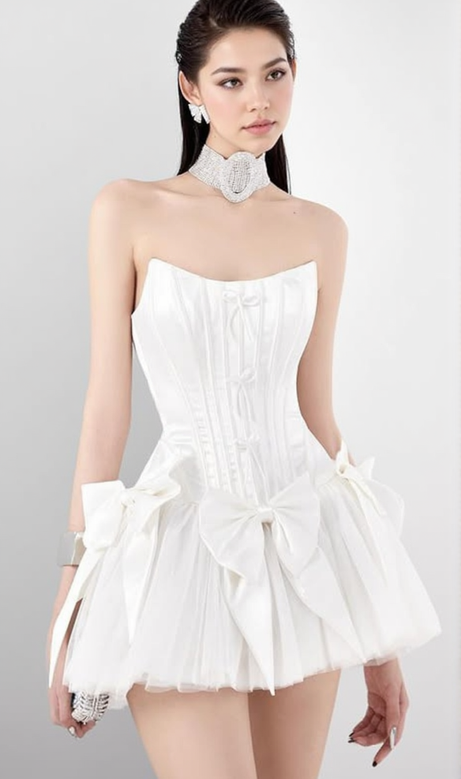 ELSIE – Trägerloses Minikleid aus Netzstoff mit Schleife in Weiß