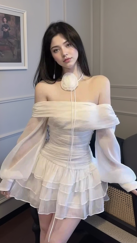 Weißes Netz-Creppkleid mit Puffärmeln und Rüschenbesatz