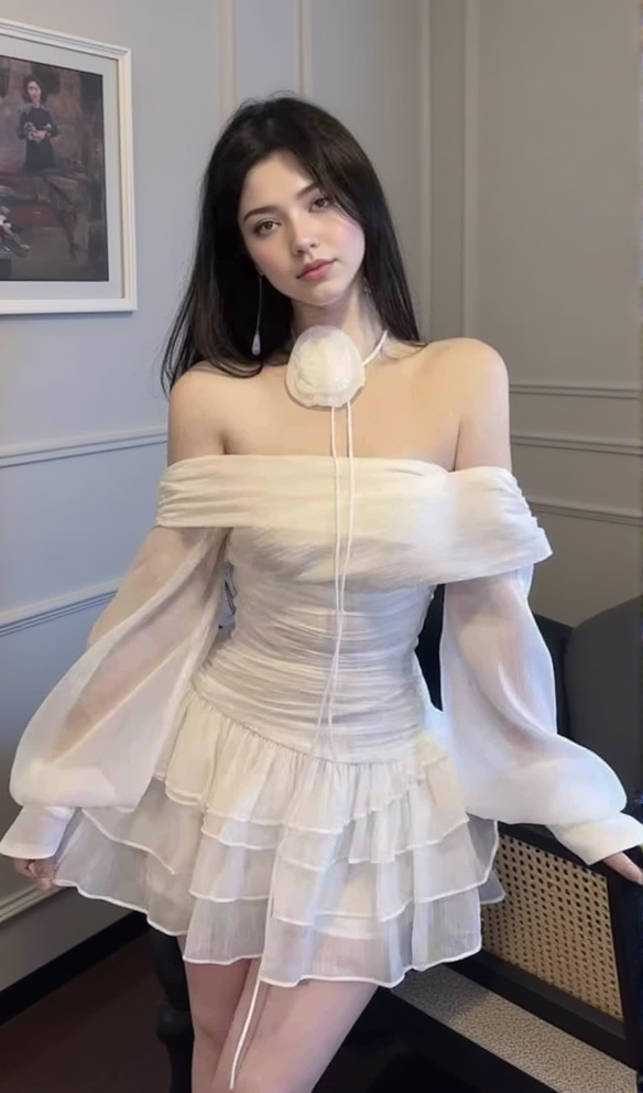 Weißes Netz-Creppkleid mit Puffärmeln und Rüschenbesatz