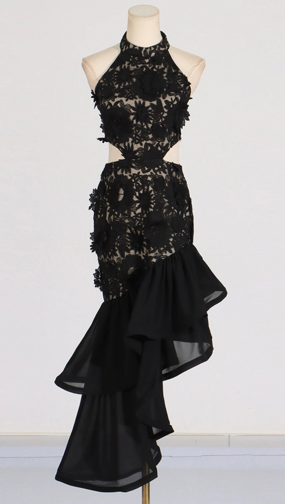 MADGE – Maxikleid mit Blumenverzierung und Cut-Outs in Schwarz